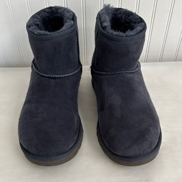 UGG CLASSIC MINI ll BOOTS    EVE BLUE  
EXCELLENT CONDITION   SIZE 9 - Picture 2 of 11